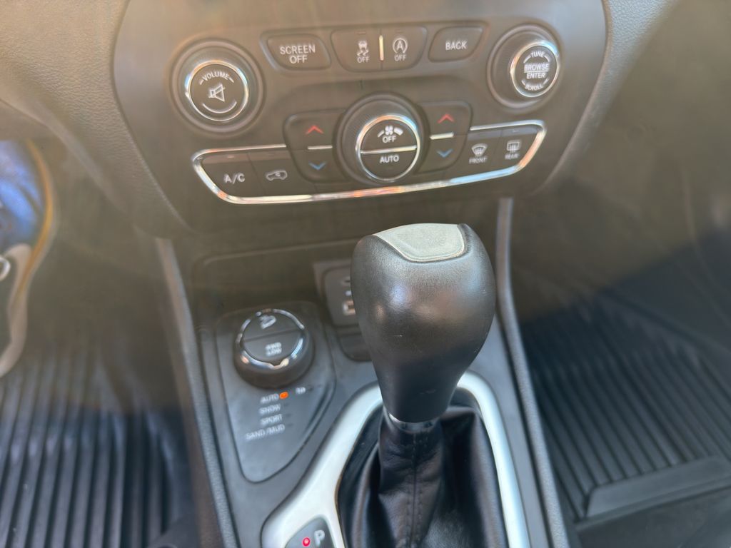 2016 Jeep Cherokee Overland photo 20