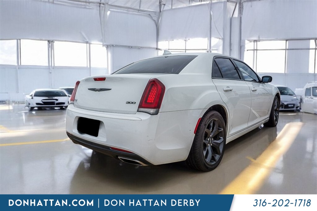 2023 Chrysler 300 Touring photo 11