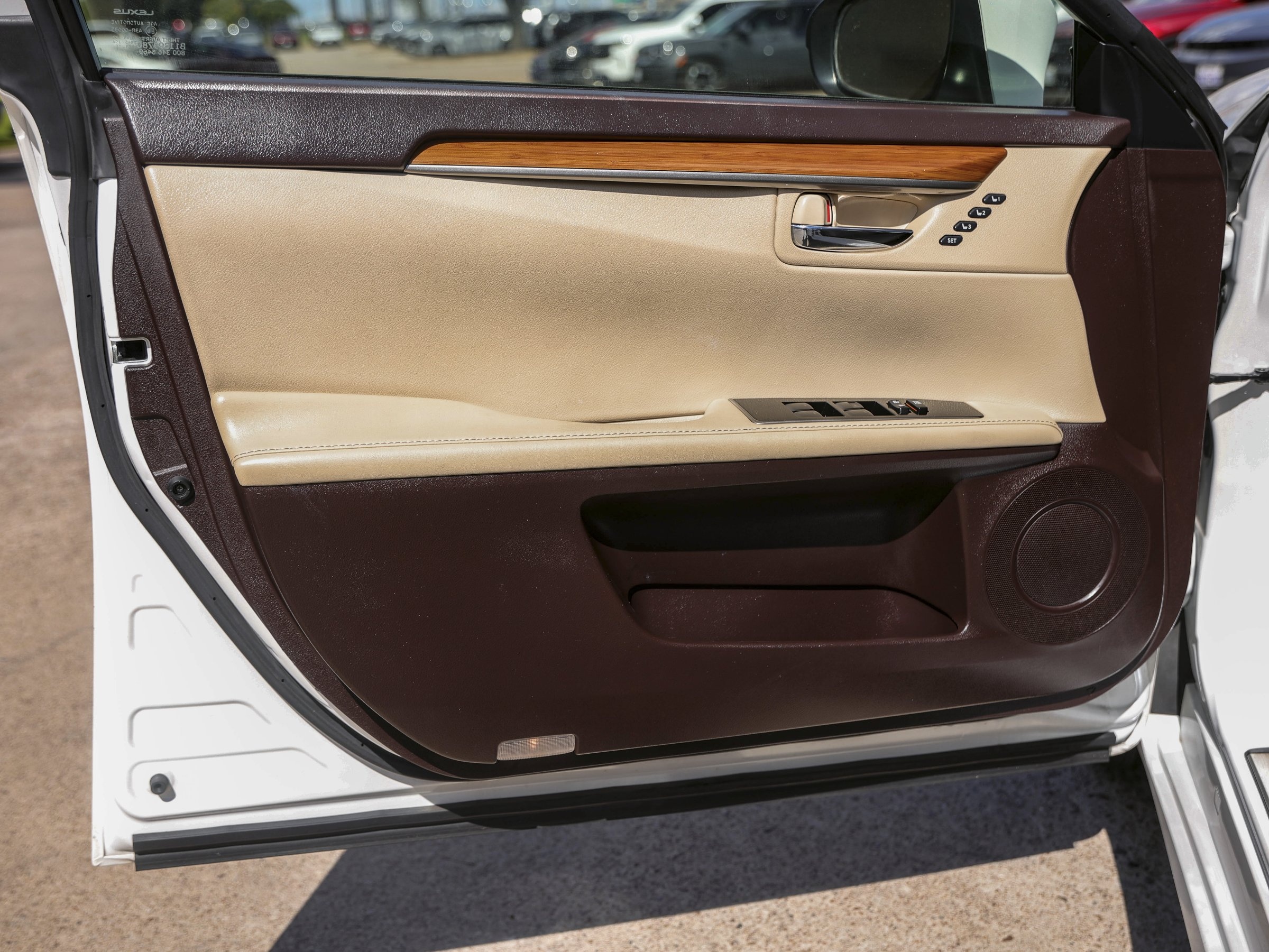 2016 Lexus ES 300h photo 24