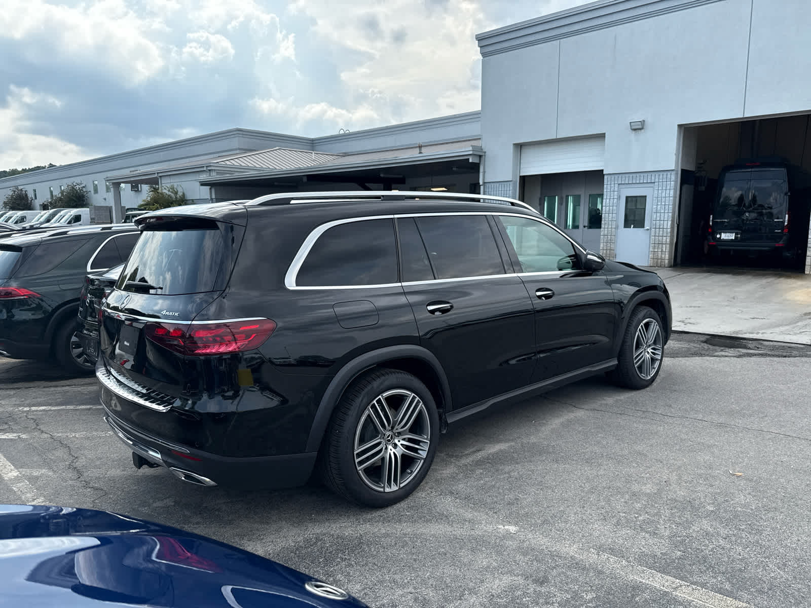 2025 Mercedes Benz GLS 450 4MATIC photo 3