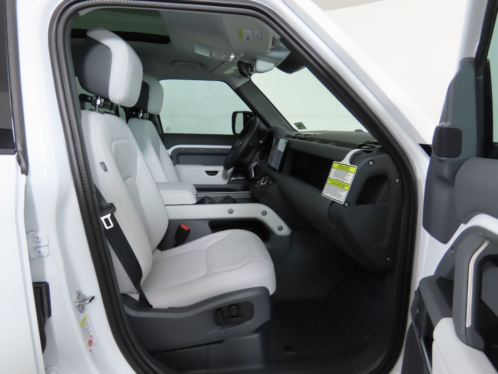 2025 Land Rover Defender 110 S photo 18