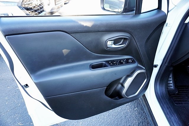 Used 2022 White Jeep Latitude image 22