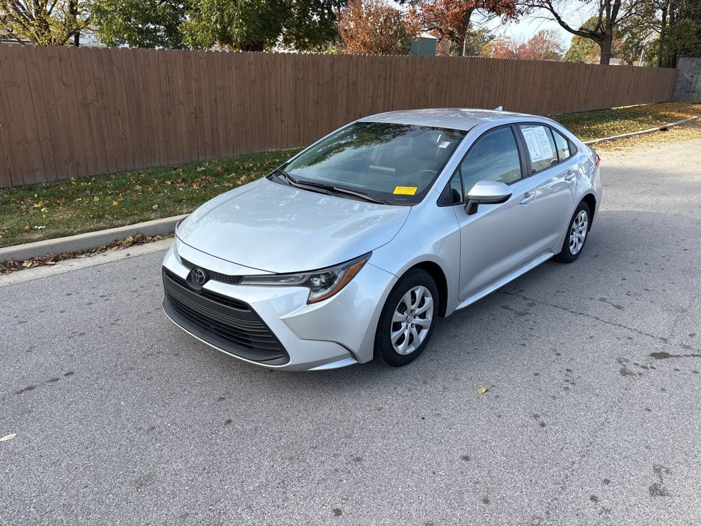 2025 Toyota Corolla LE's photo