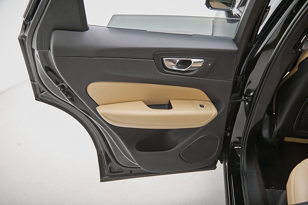 2023 VOLVO XC60 - Image 17