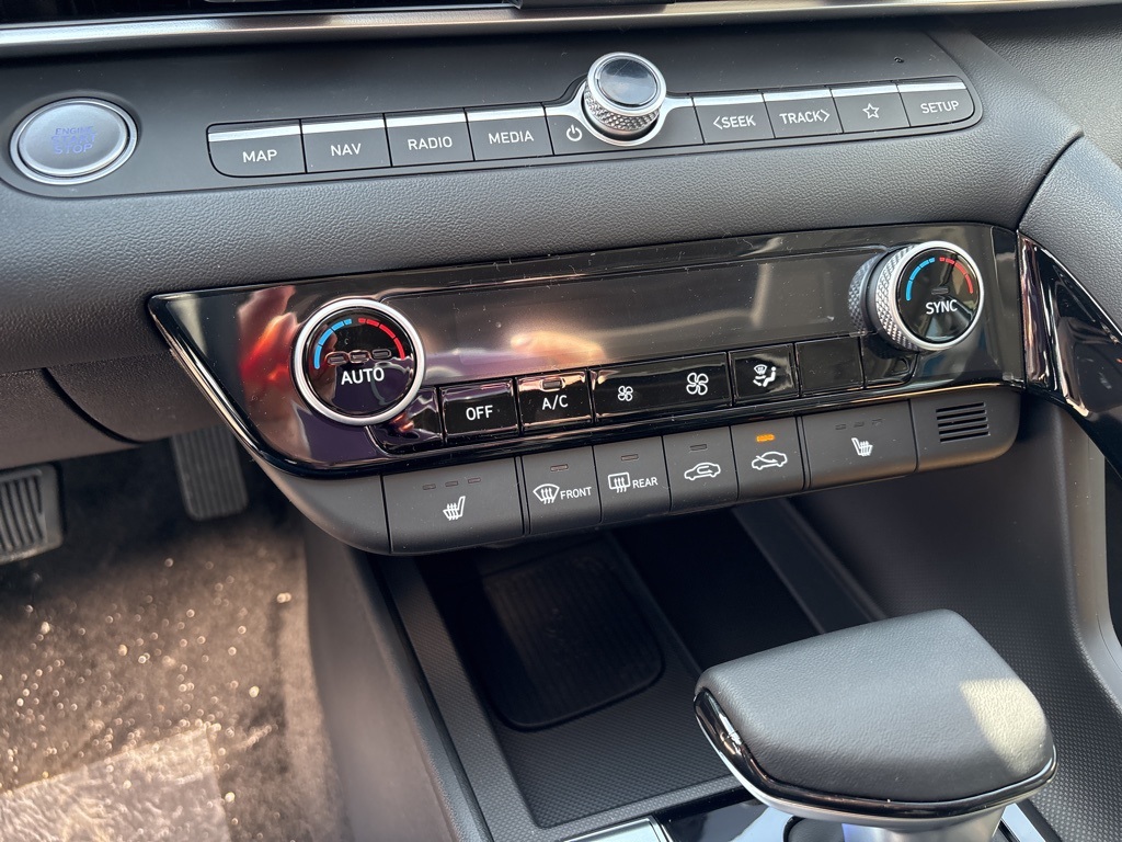 2025 Hyundai Elantra Limited photo 16