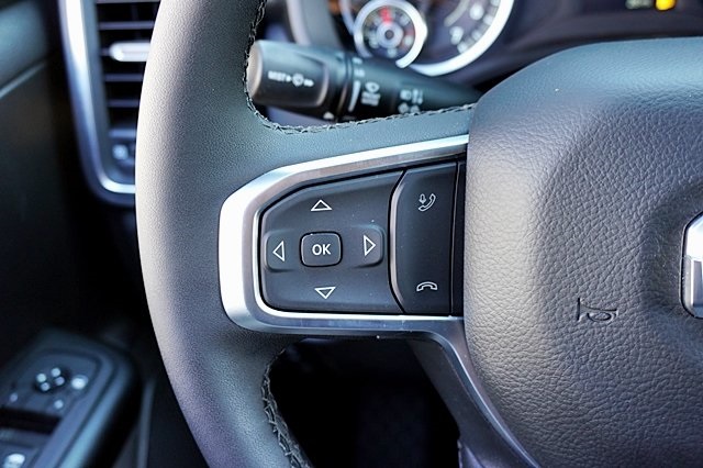 New 2025 Diamond Black Crystal Pearl-Coat Exterior Paint RAM Big Horn/Lone Star image 41