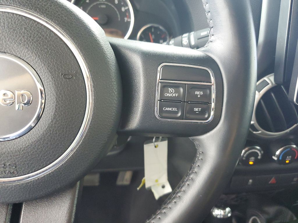 2016 Jeep Wrangler Unlimited Rubicon photo 22