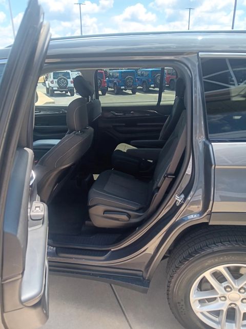 2023 Jeep Grand Cherokee Laredo photo 12