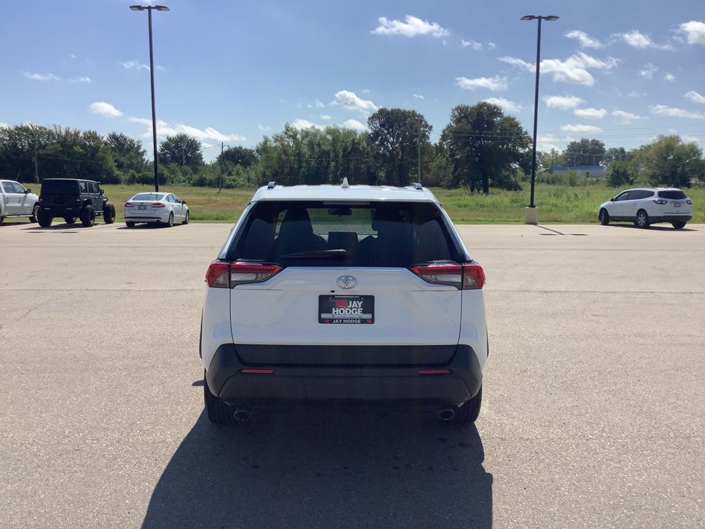 2020 Toyota RAV4 XLE photo 7