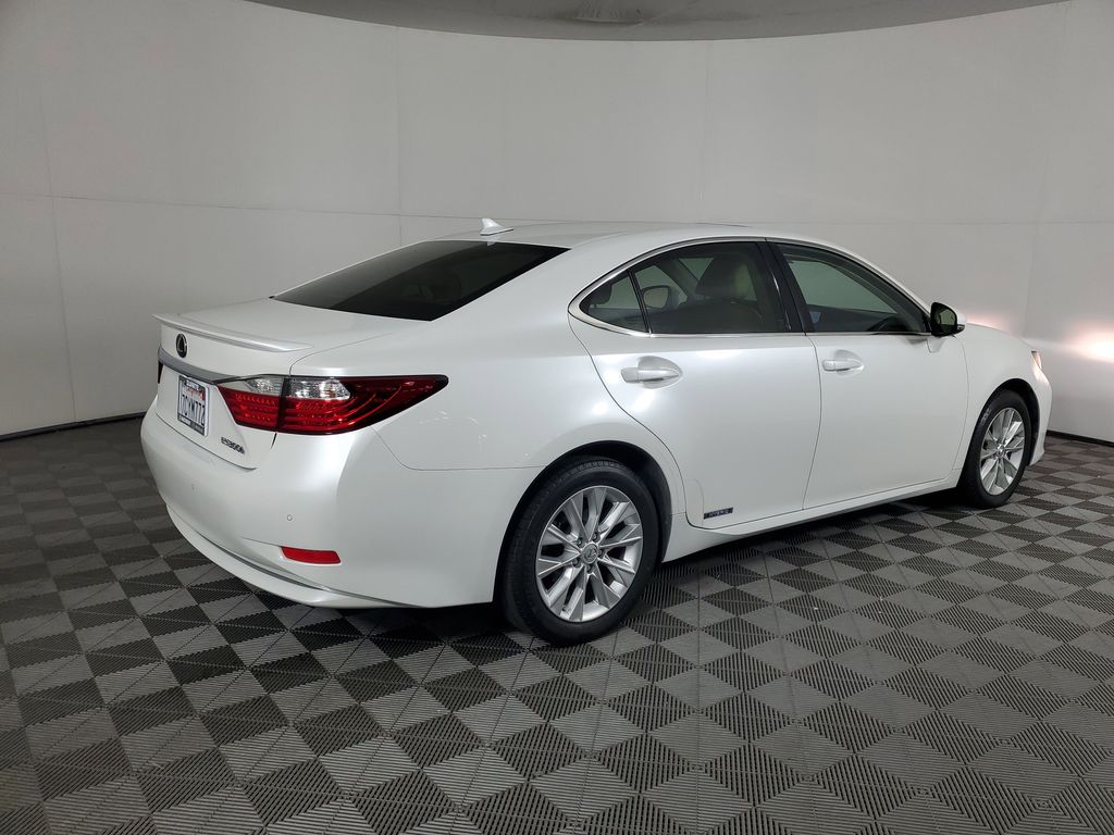 2014 Lexus ES 300h photo 3