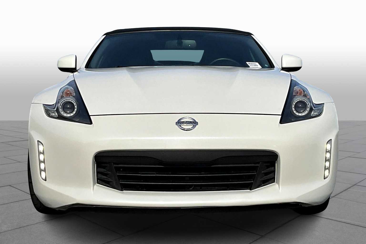 2018 Nissan 370Z Touring Sport photo 3