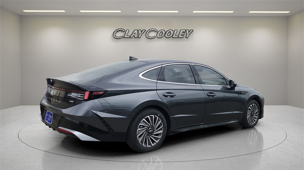 2025 Hyundai Sonata Hybrid Limited photo 2
