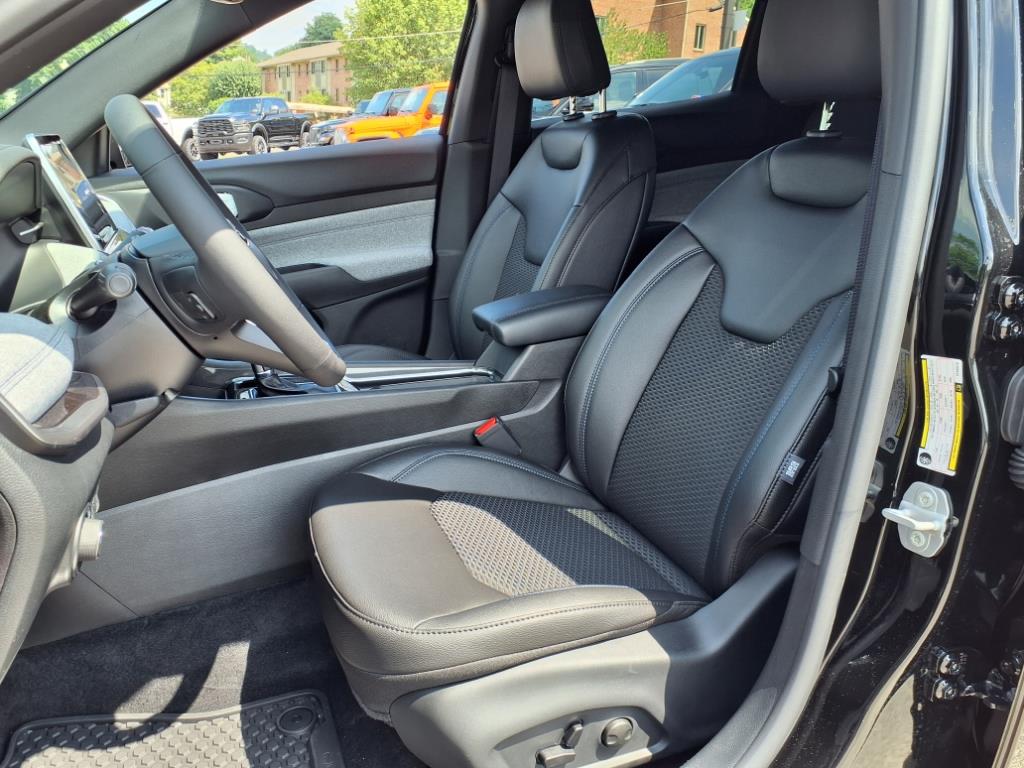 2025 Jeep Compass Latitude photo 4