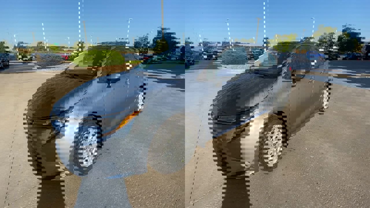 2025 Toyota Corolla LE photo 4