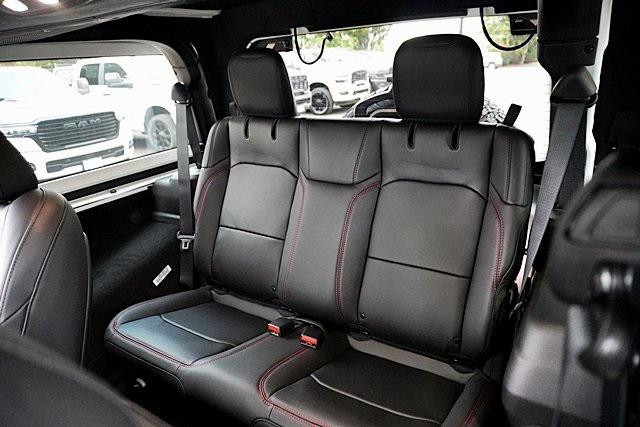 New 2025 Bright White Clear-Coat Exterior Paint Jeep Rubicon image 22