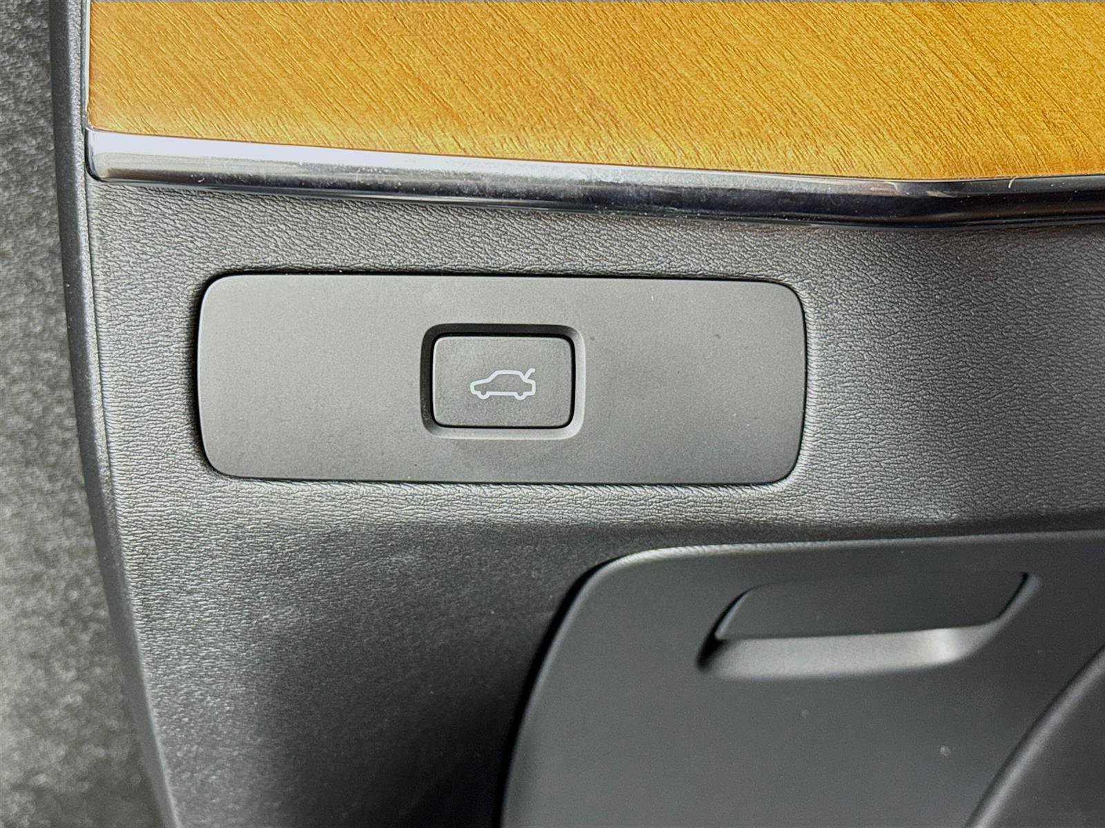 2024 Volvo XC90 B5 Plus photo 10
