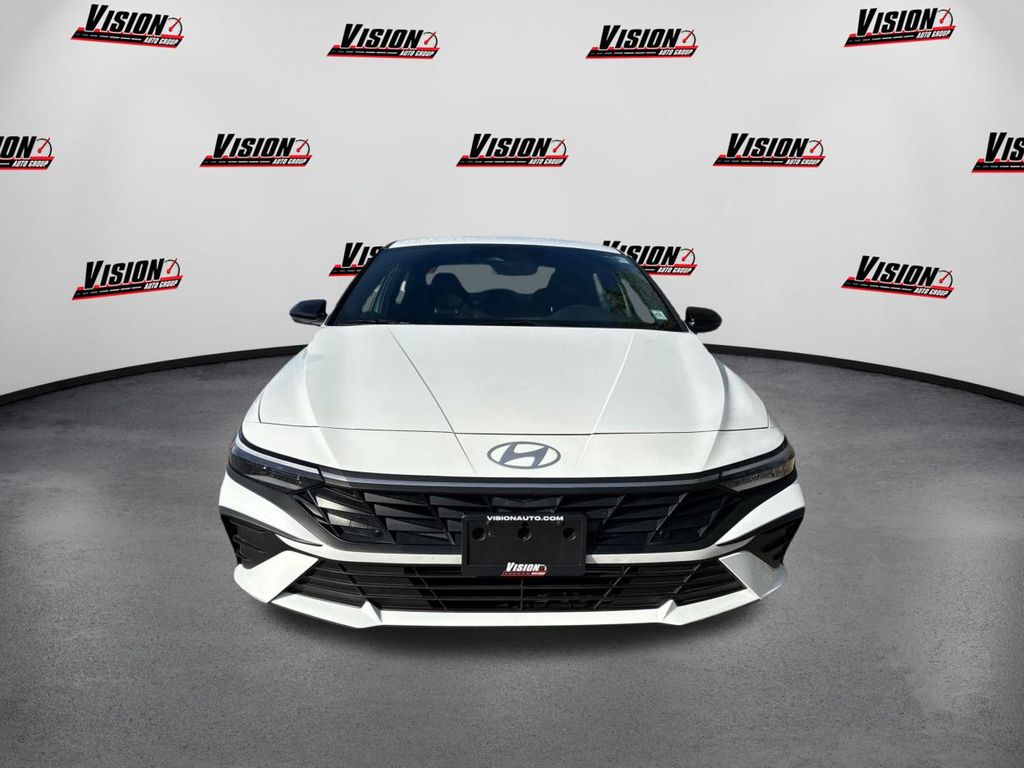 2025 Hyundai Elantra SEL Sport photo 2