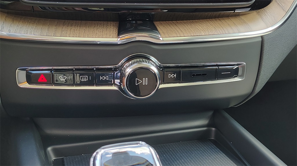 2026 Volvo XC60 B5 Plus photo 21