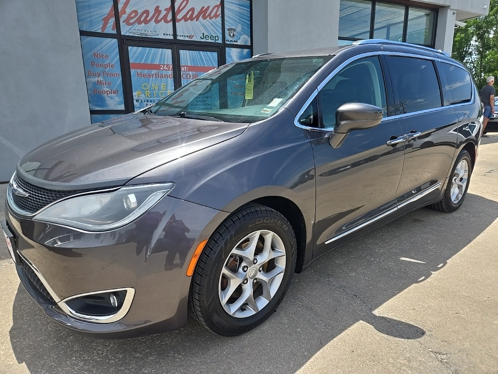 Used 2018 Chrysler Pacifica Touring L with VIN 2C4RC1BG5JR351573 for sale in Kansas City