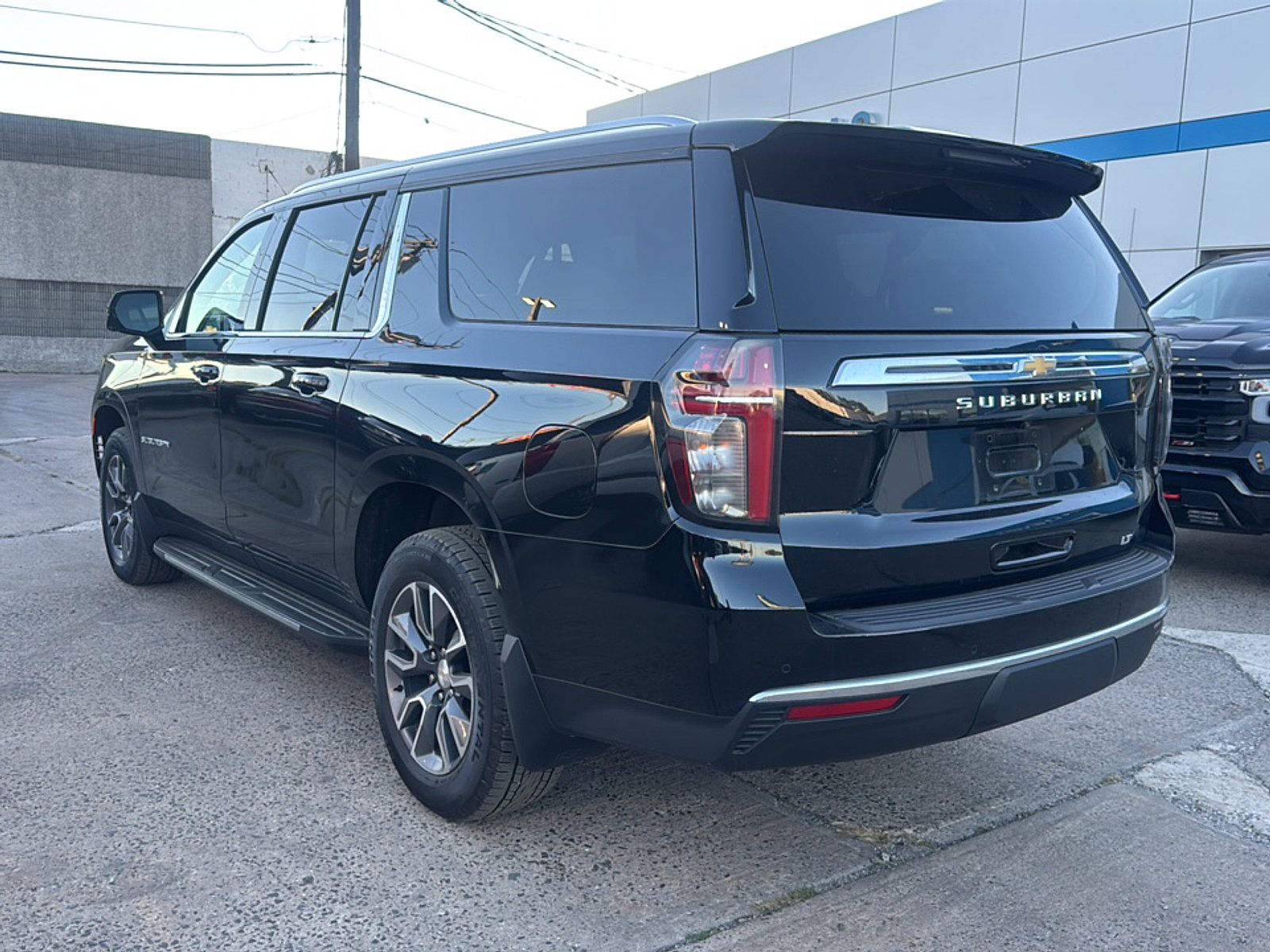 2023 Chevrolet Suburban LT photo 3