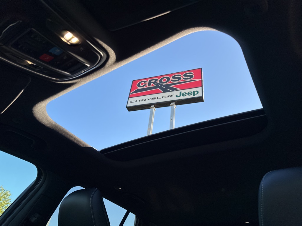 2025 Jeep Grand Cherokee Altitude photo 3