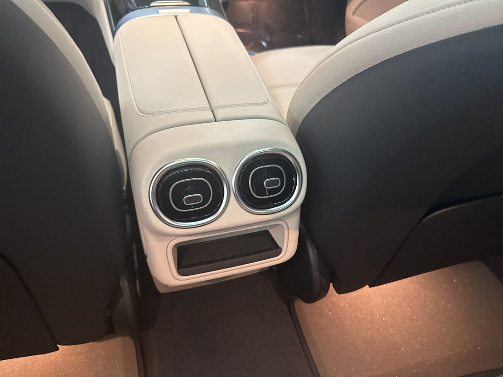 2026 Mercedes Benz GLC 300 photo 16
