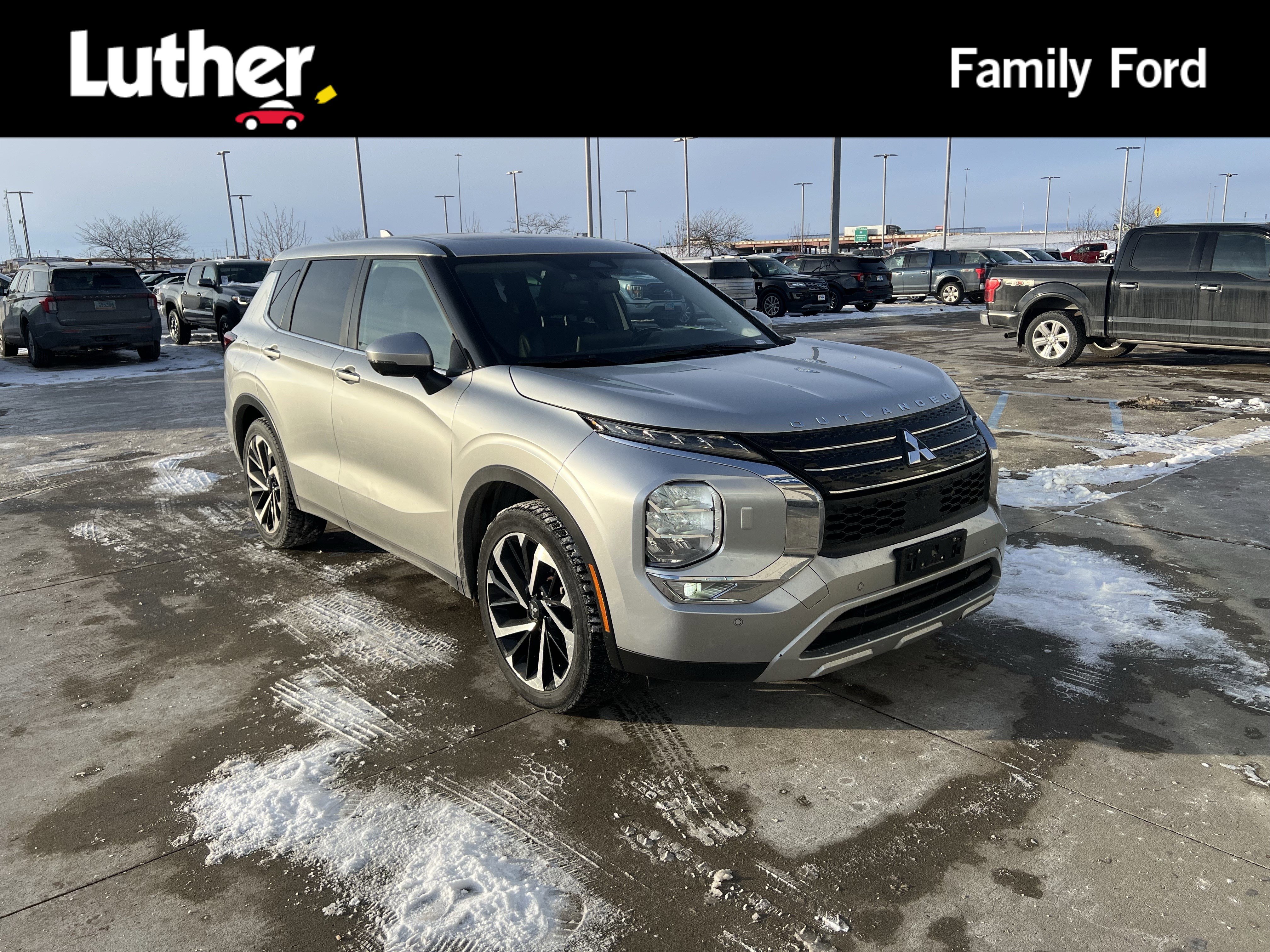 2022 Mitsubishi Outlander SE's photo