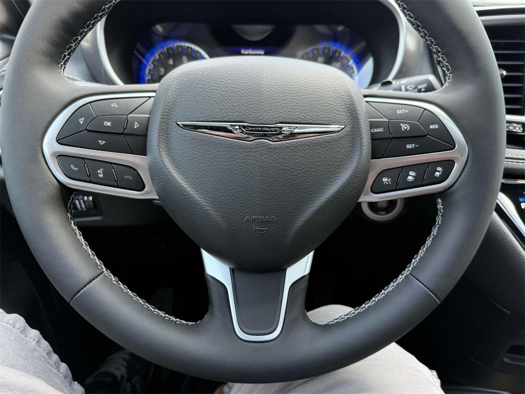 2025 Chrysler Pacifica photo 20