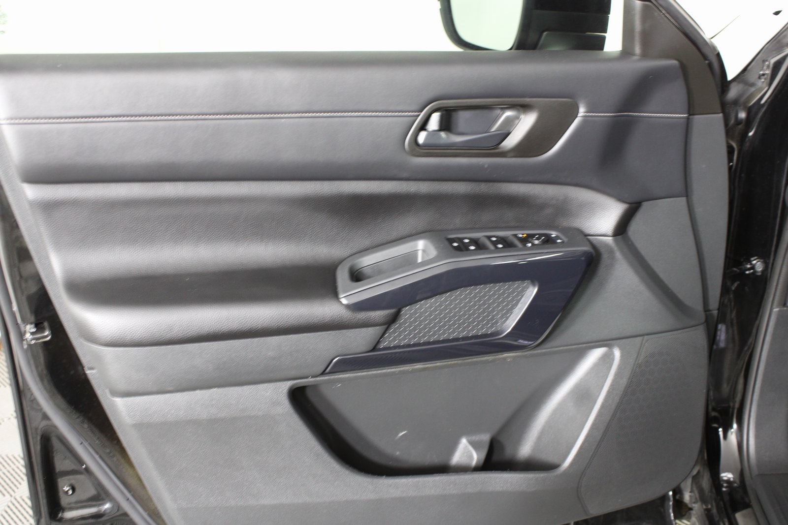 2024 Nissan Pathfinder SV photo 8