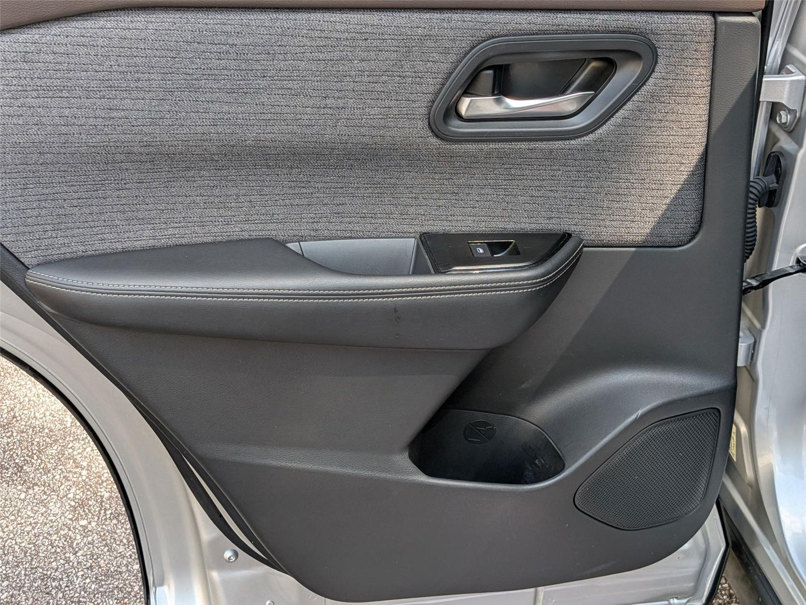2022 Nissan Rogue SV photo 24
