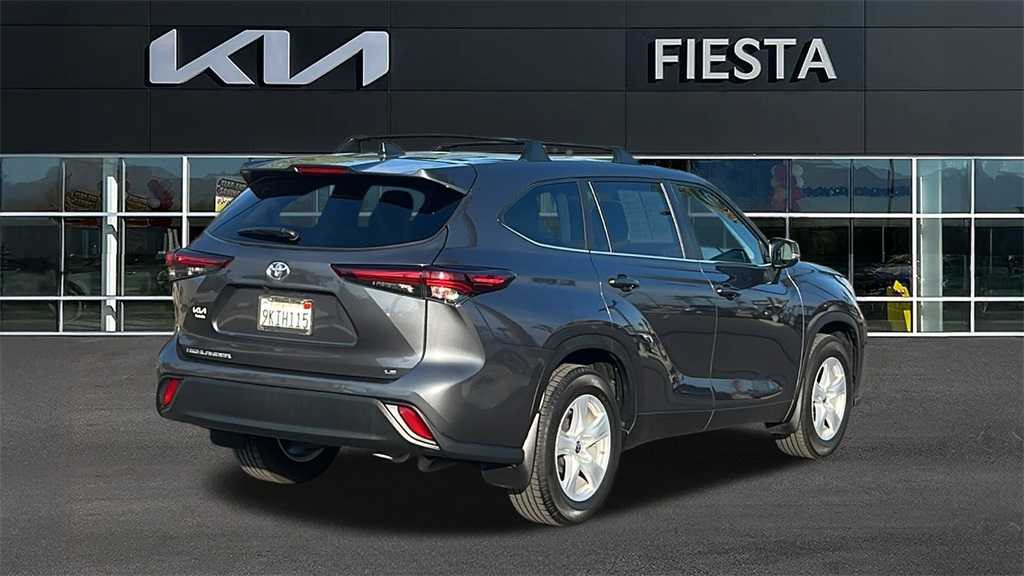 2024 Toyota Highlander LE photo 4