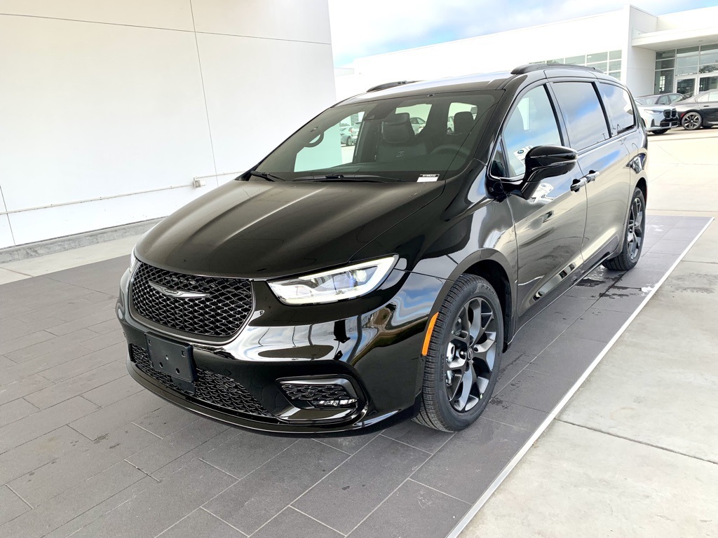 2026 Chrysler Pacifica Select's photo