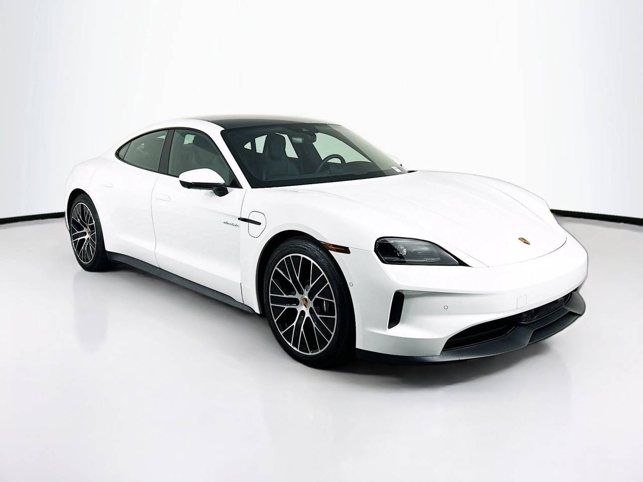 2025 Porsche Taycan photo 3