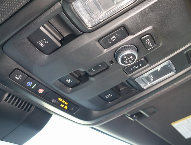 2025 Chevrolet Suburban Premier photo 20