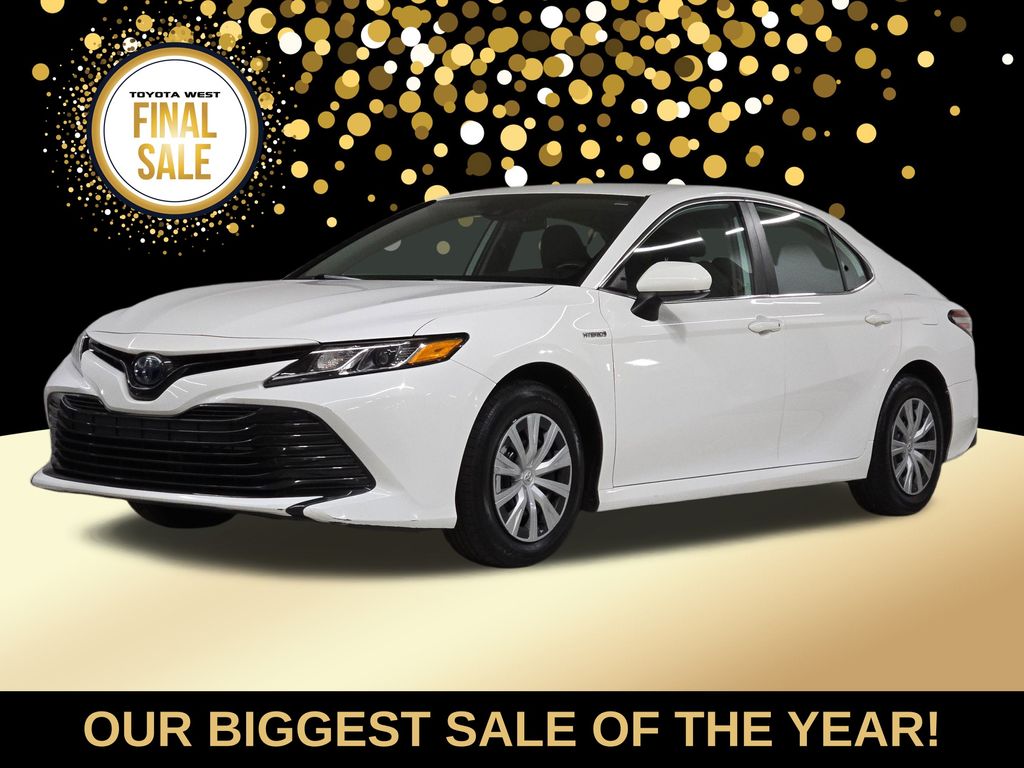 2020 Toyota Camry LE's photo