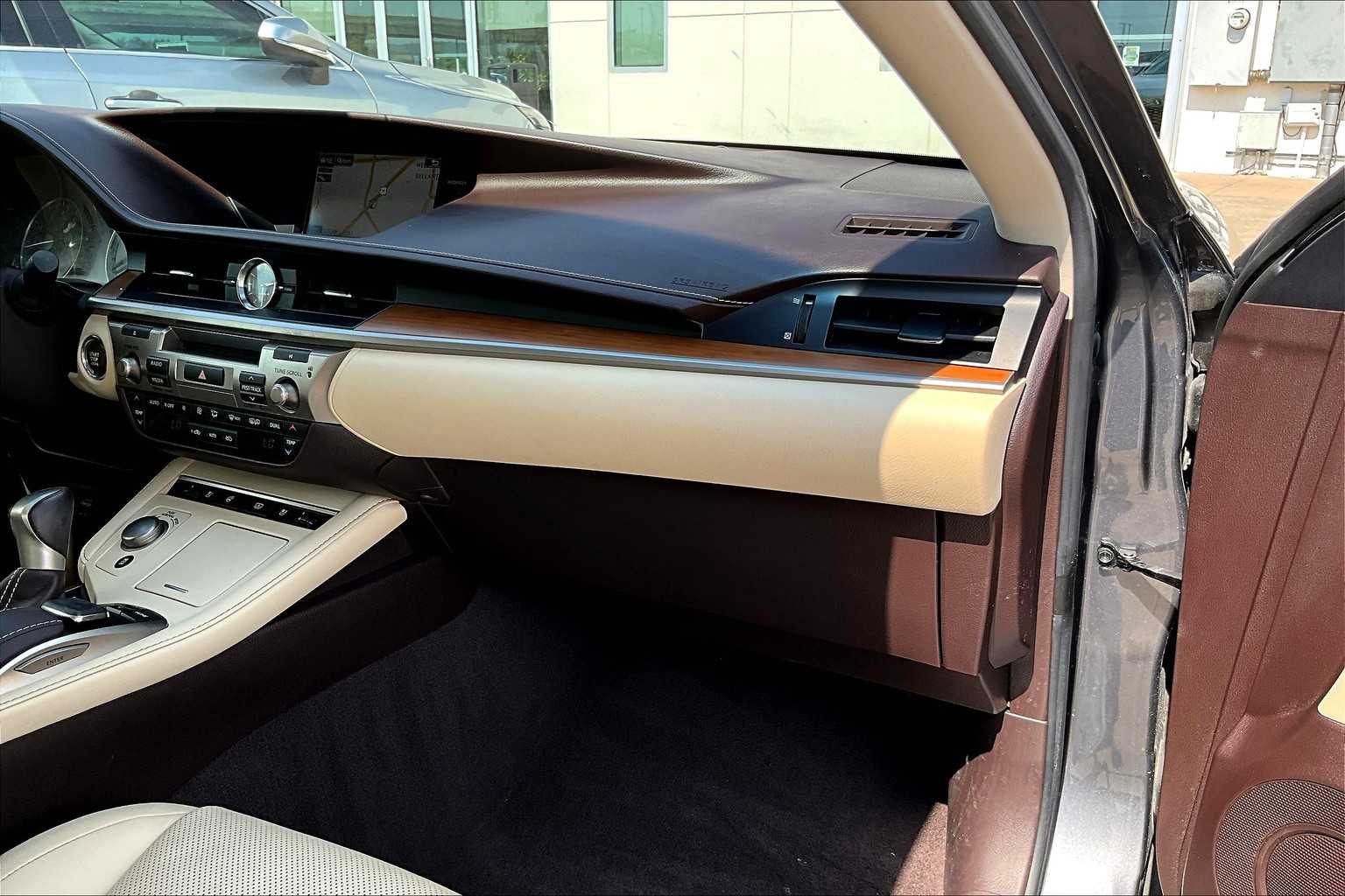 2016 Lexus ES 350 photo 15