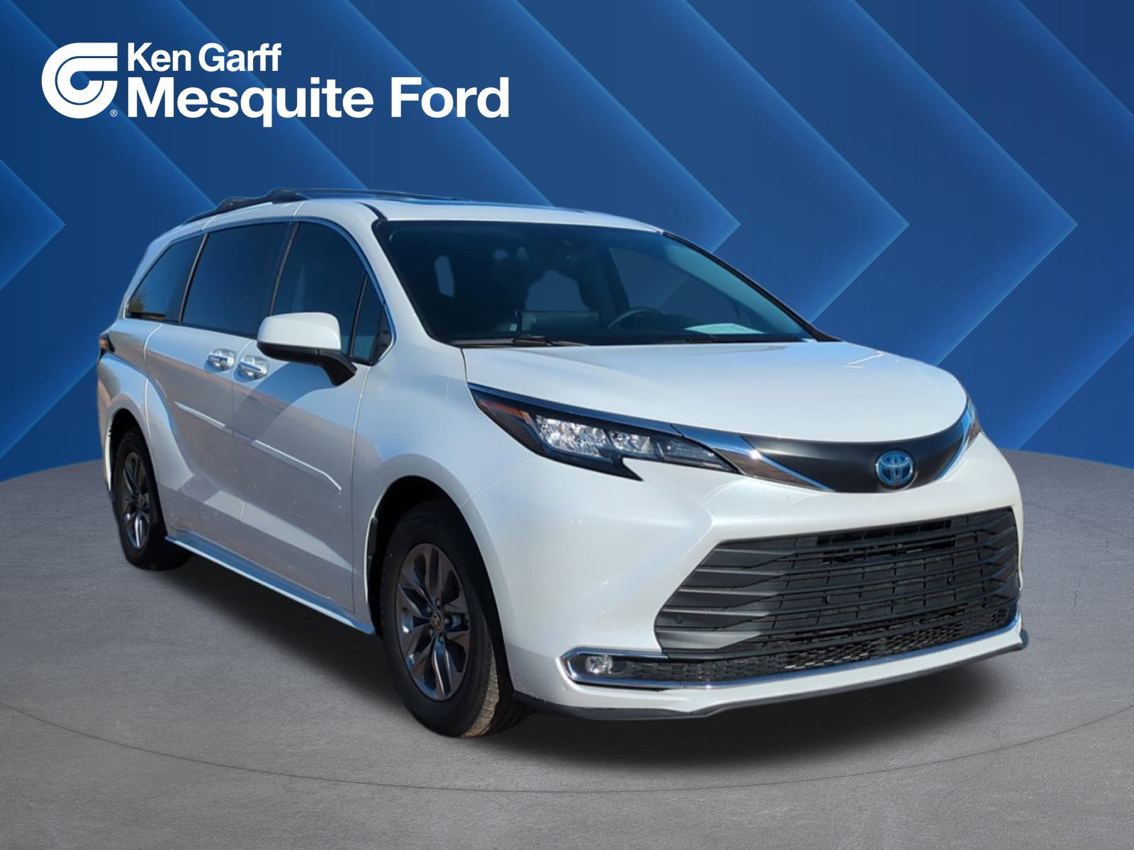 2023 Toyota Sienna XLE's photo