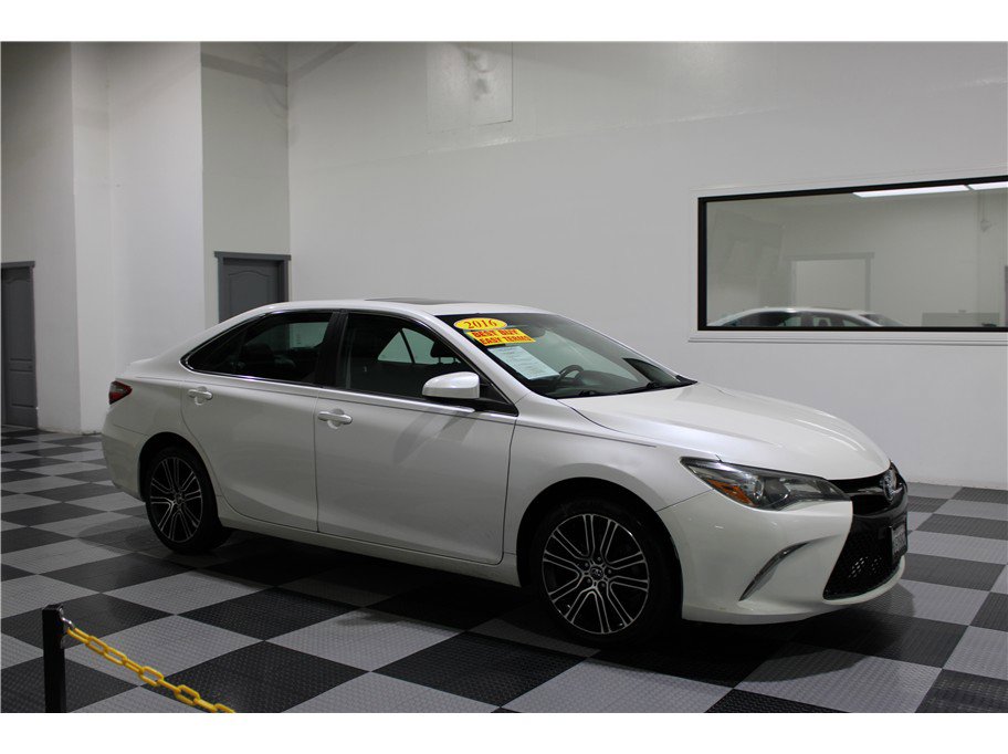 2016 Toyota Camry Special Edition's photo