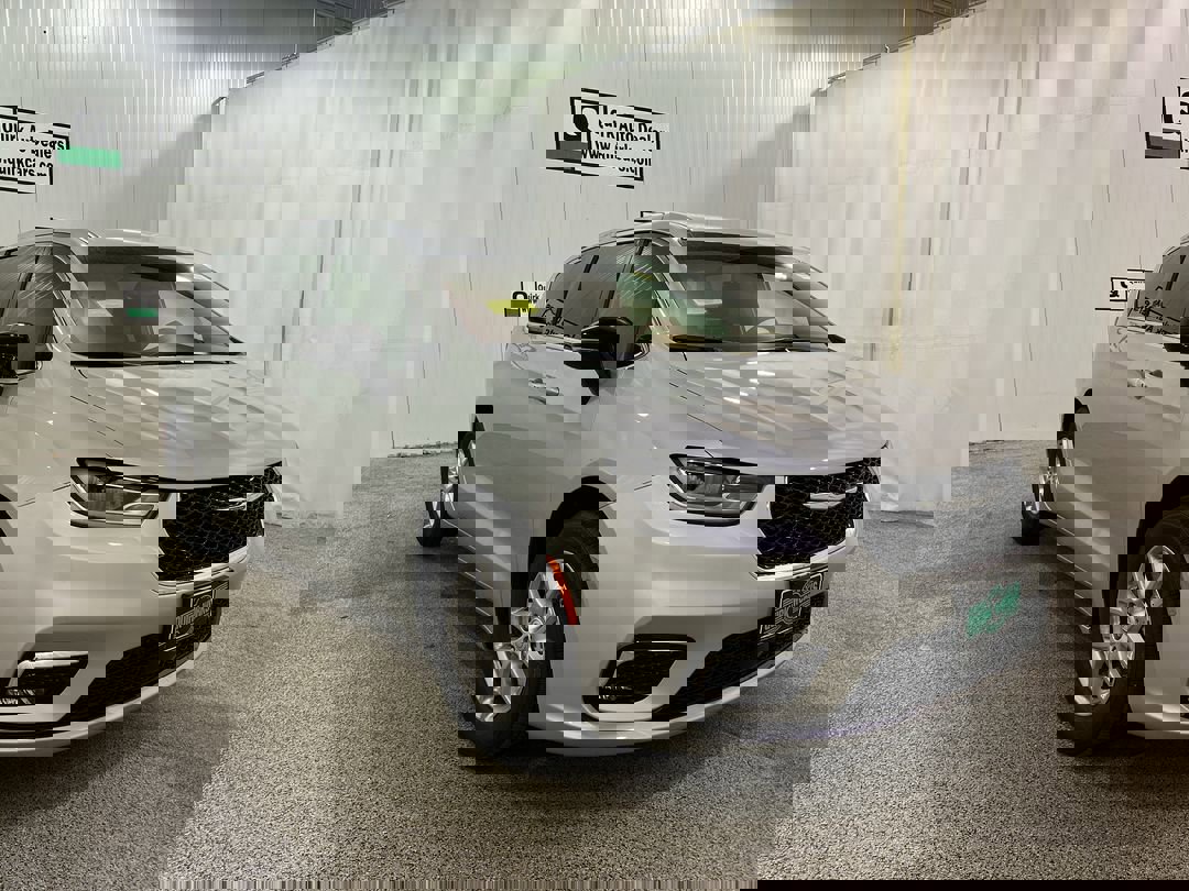 2026 Chrysler Pacifica Select's photo