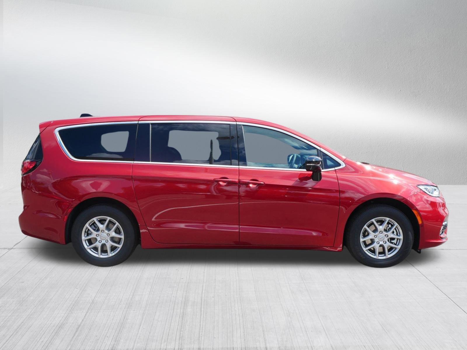 2026 Chrysler Pacifica photo 7
