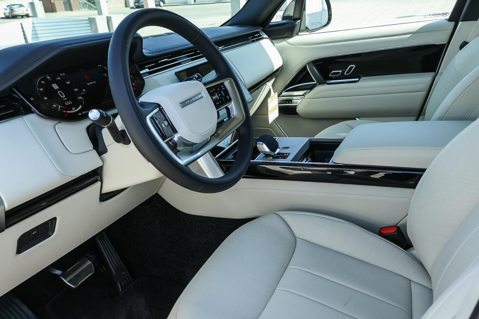 2025 Land Rover Range Rover SE photo 18