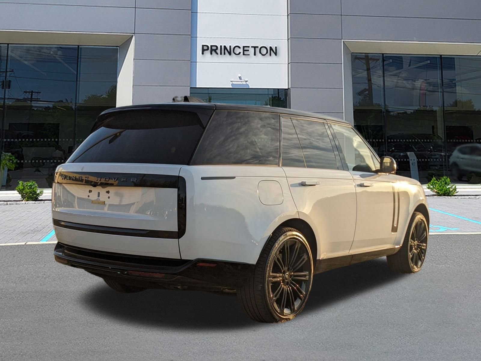 2025 Land Rover Range Rover SE photo 3