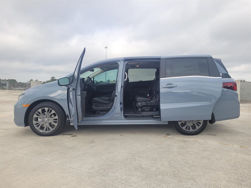2026 Honda Odyssey Touring photo 4
