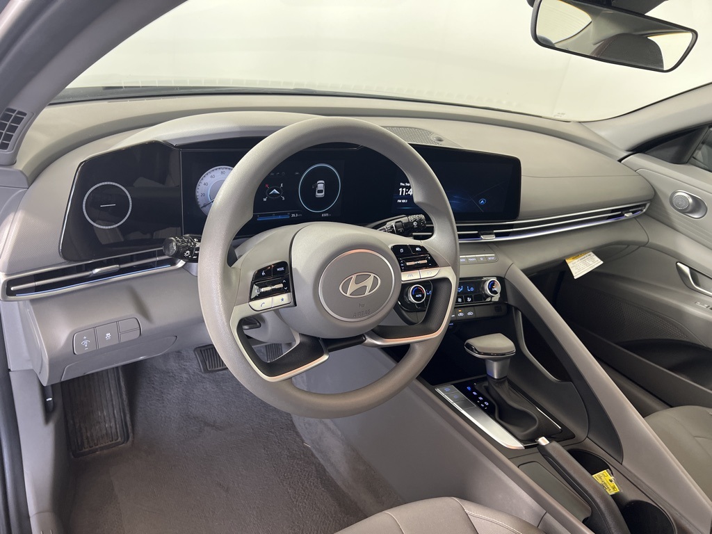 2024 Hyundai Elantra SEL photo 12