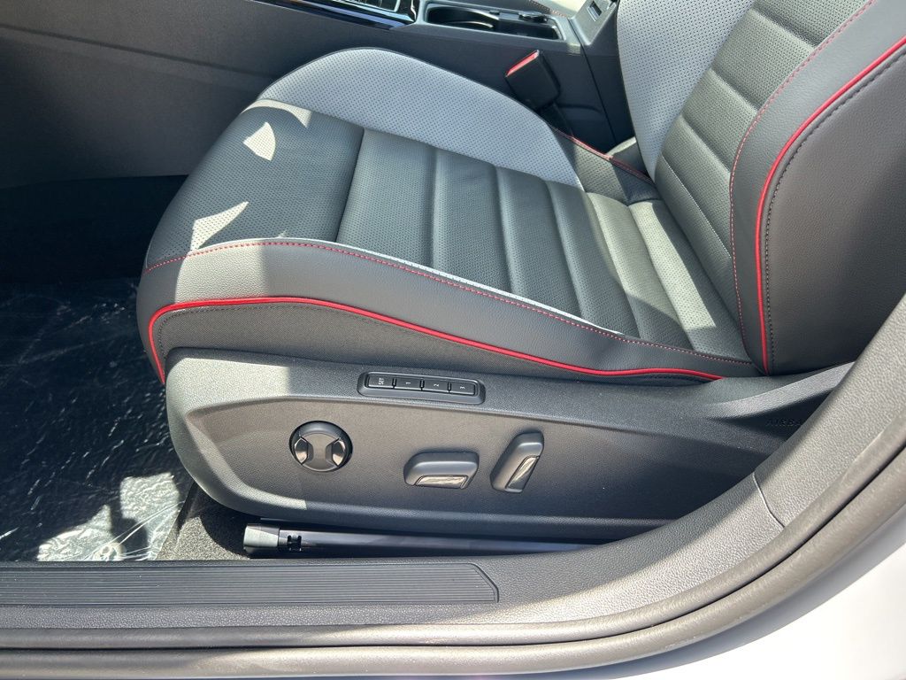 2025 Volkswagen Golf GTI SE photo 8