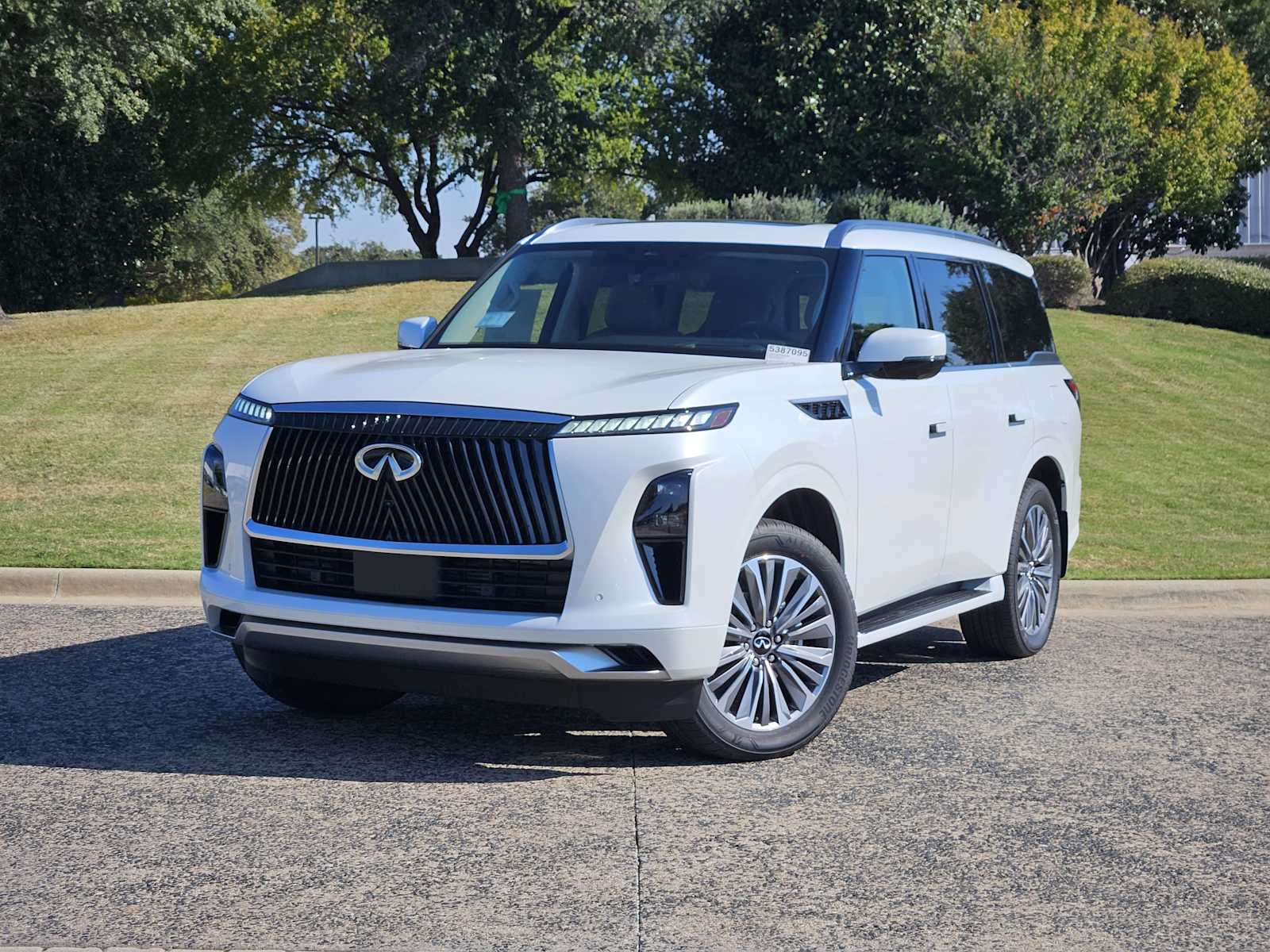 2026 Infiniti QX80 Luxe photo 9