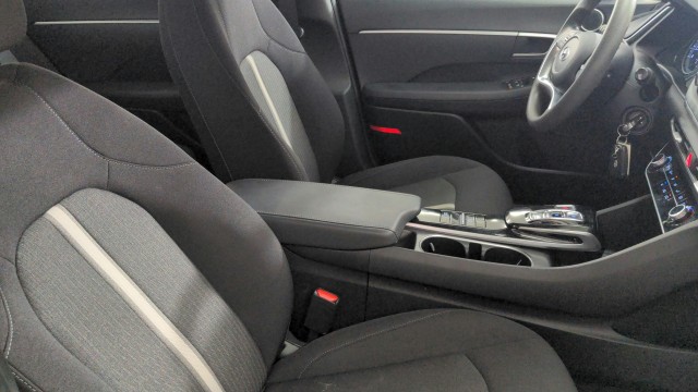 Used 2022  Hyundai SE image 30