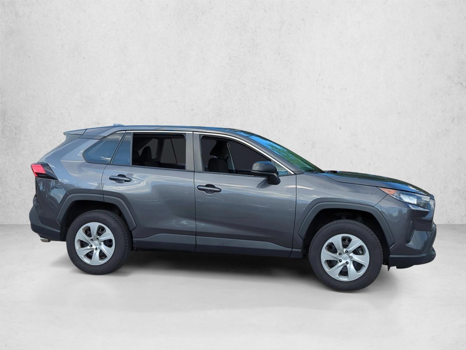 2022 Toyota RAV4 LE photo 3