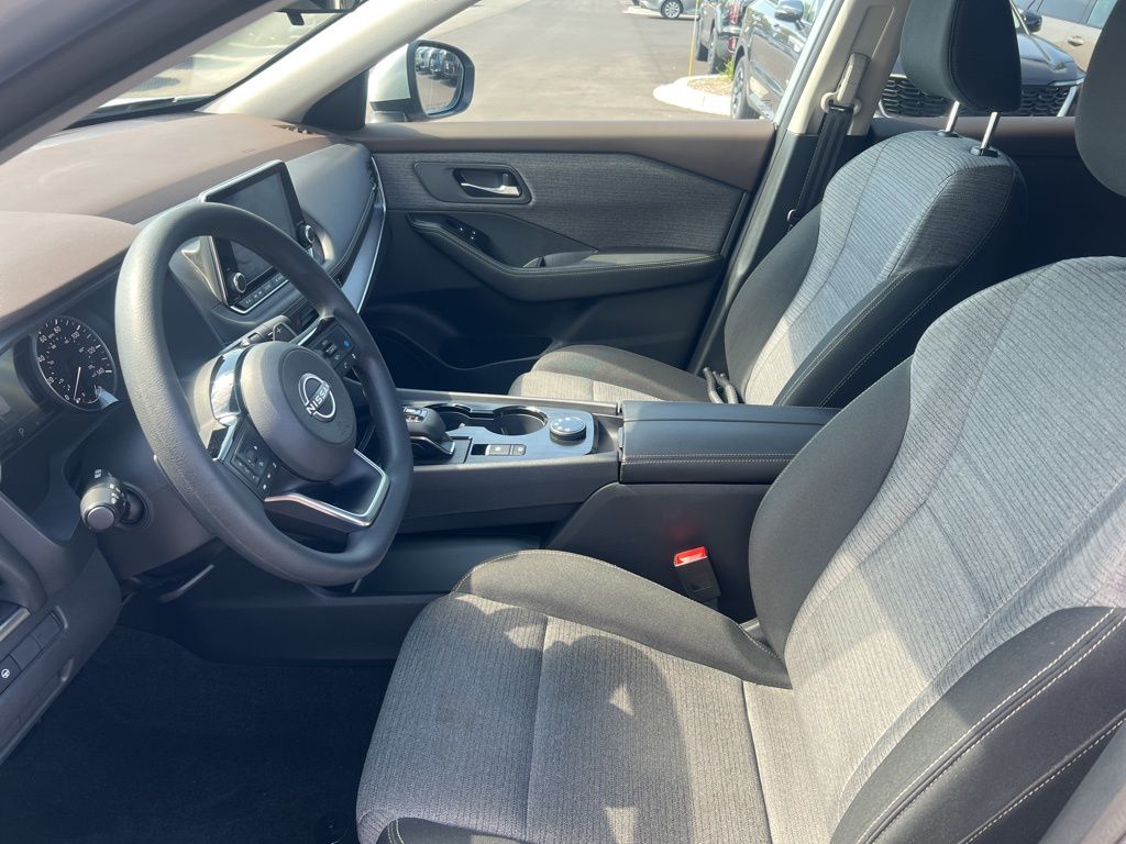 2023 Nissan Rogue SV photo 4