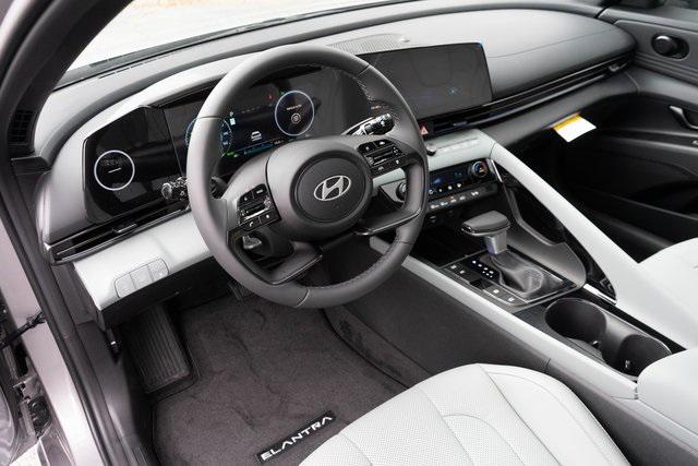2025 Hyundai Elantra Hybrid Limited photo 3